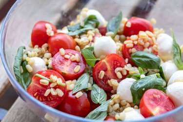 Sałatka Bulgur Caprese (przygotowana z 5 składników)