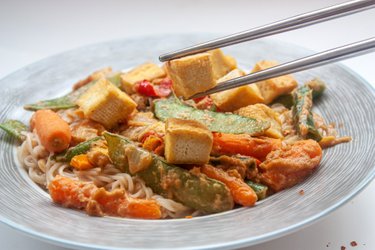 Makaron z tofu w sosie orzechowym (do 5 składników)
