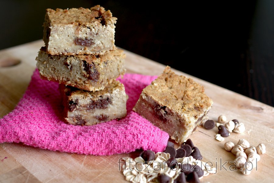 Zdrowe białe brownie z ciecierzycy
