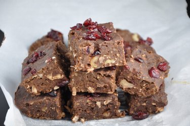 Fasolowe brownie z żurawiną, kokosem i orzechami (bezglutenowe)