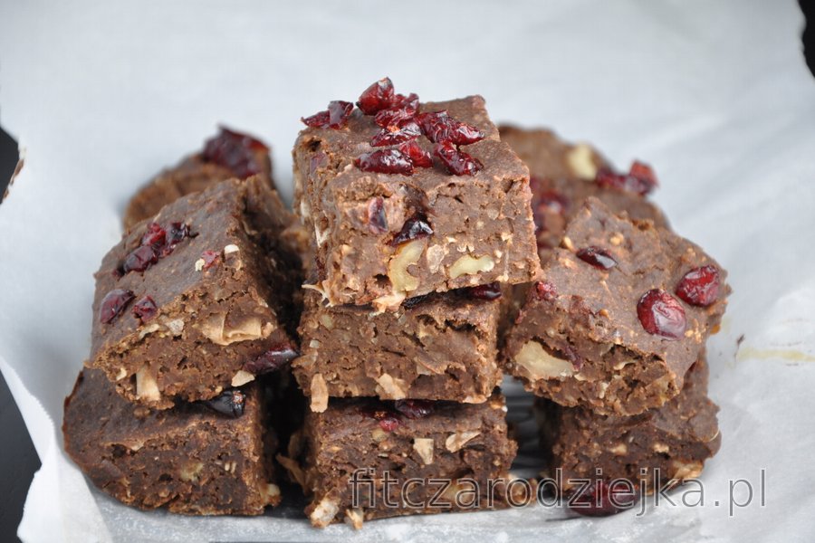 Fasolowe brownie z żurawiną, kokosem i orzechami (bezglutenowe)