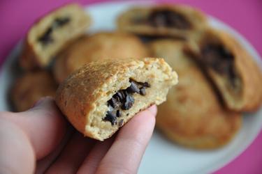 Pełnoziarniste ciasto z nadzieniem czekoladowym i ziarnami kakaowca — Pain au chocolat