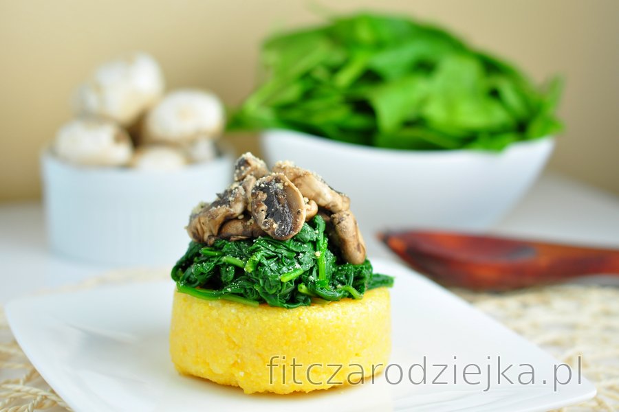 Szybka polenta ze szpinakiem i pieczarkami