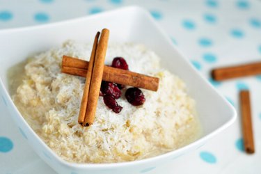 Zdrowa owsianka kokosowo-jabłkowa (bez cukru i glutenu)