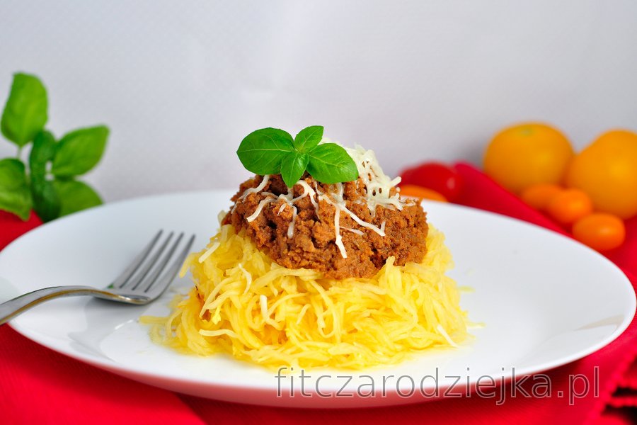 "Spaghetti" z dyni z mielonym indykiem w sosie pomidorowym