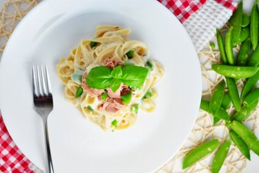 Fettuccine w lekkim sosie kalafiorowo-czosnkowym