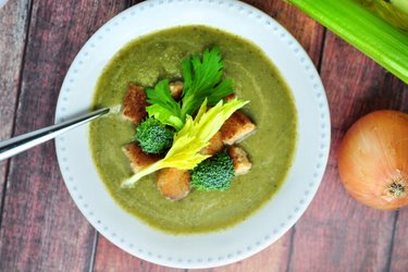 Prosta zupa z selera i brokułów