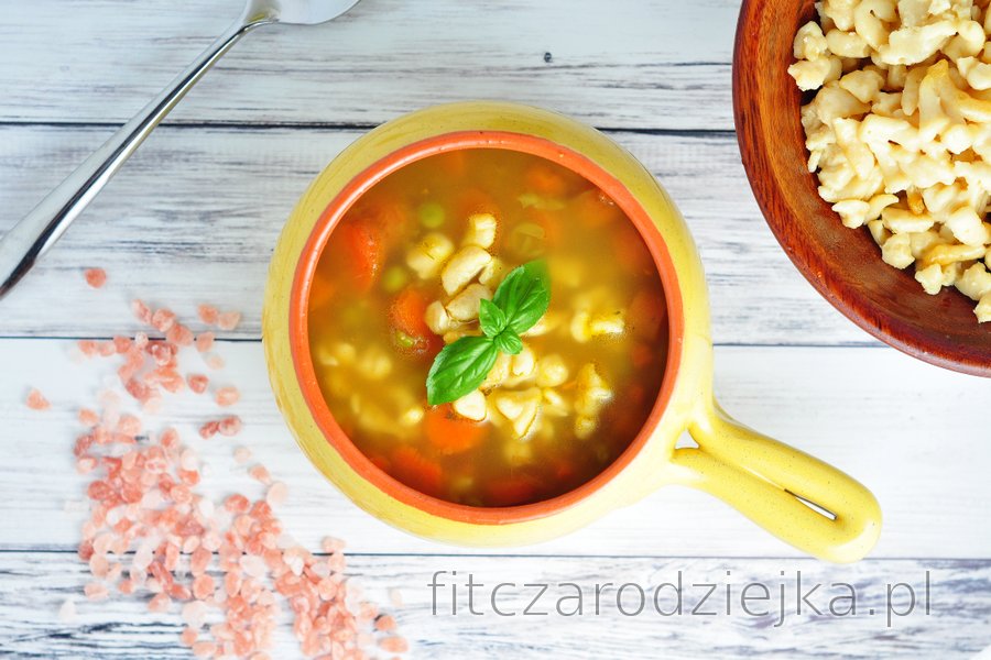 Zdrowa zupa z marchewkami, groszkiem i gnocchi z ciecierzycy