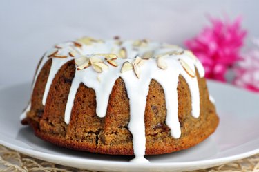 Babka owsiana z mąką migdałową i lukrem kokosowym