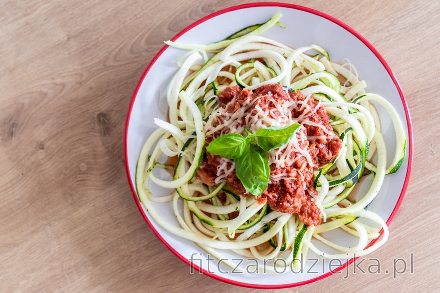 „Spaghetti” z cukinii w sosie z tuńczyka
