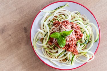 „Spaghetti” z cukinii w sosie z tuńczyka