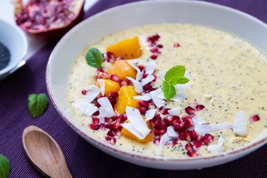 Mango smoothie bowl z makiem