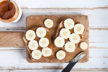 Tosty pełnoziarniste z bananem i masłem orzechowym