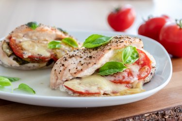 Pieczone piersi z kurczaka "caprese" z pomidorami, bazylią i mozzarellą