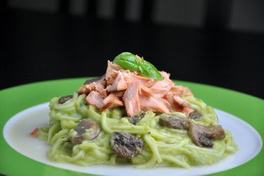 „Spaghetti” z cukinii z łososiem w kremowym sosie awokado (zoodles)