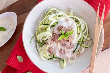 Makaron z cukinii z sosem serowym i tuńczykiem o niskiej zawartości węglowodanów