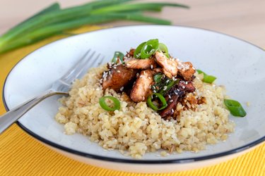 Łosoś teriyaki z kaszą bulgur