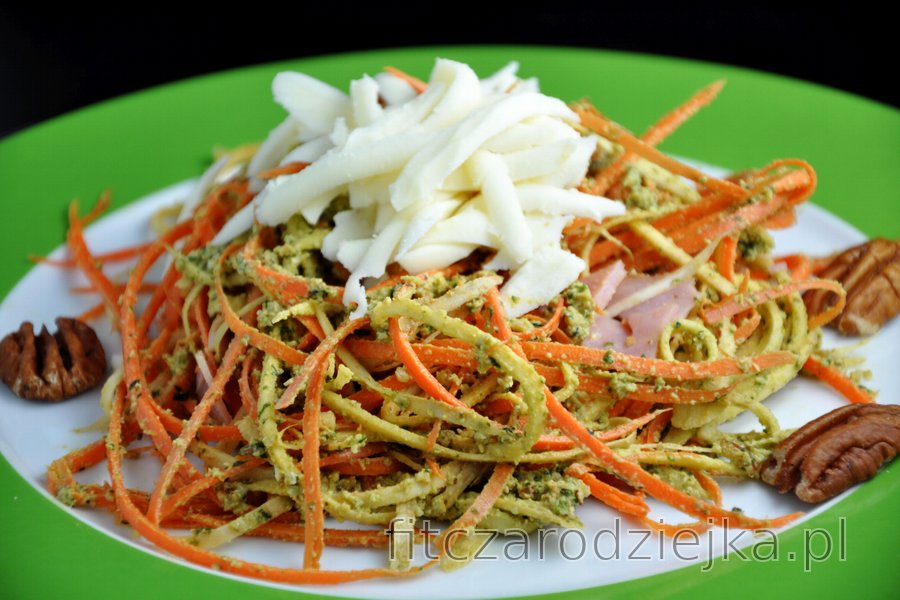 Marchewkowo-pietruszkowe „spaghetti” z pesto z bazylii